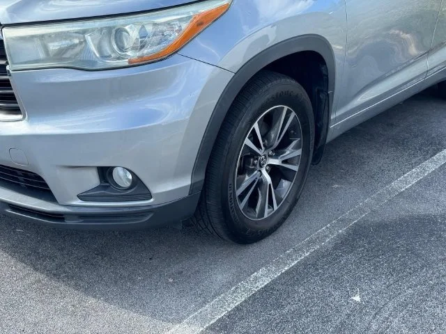 Used 2016 Silver Toyota XLE V6 image 5