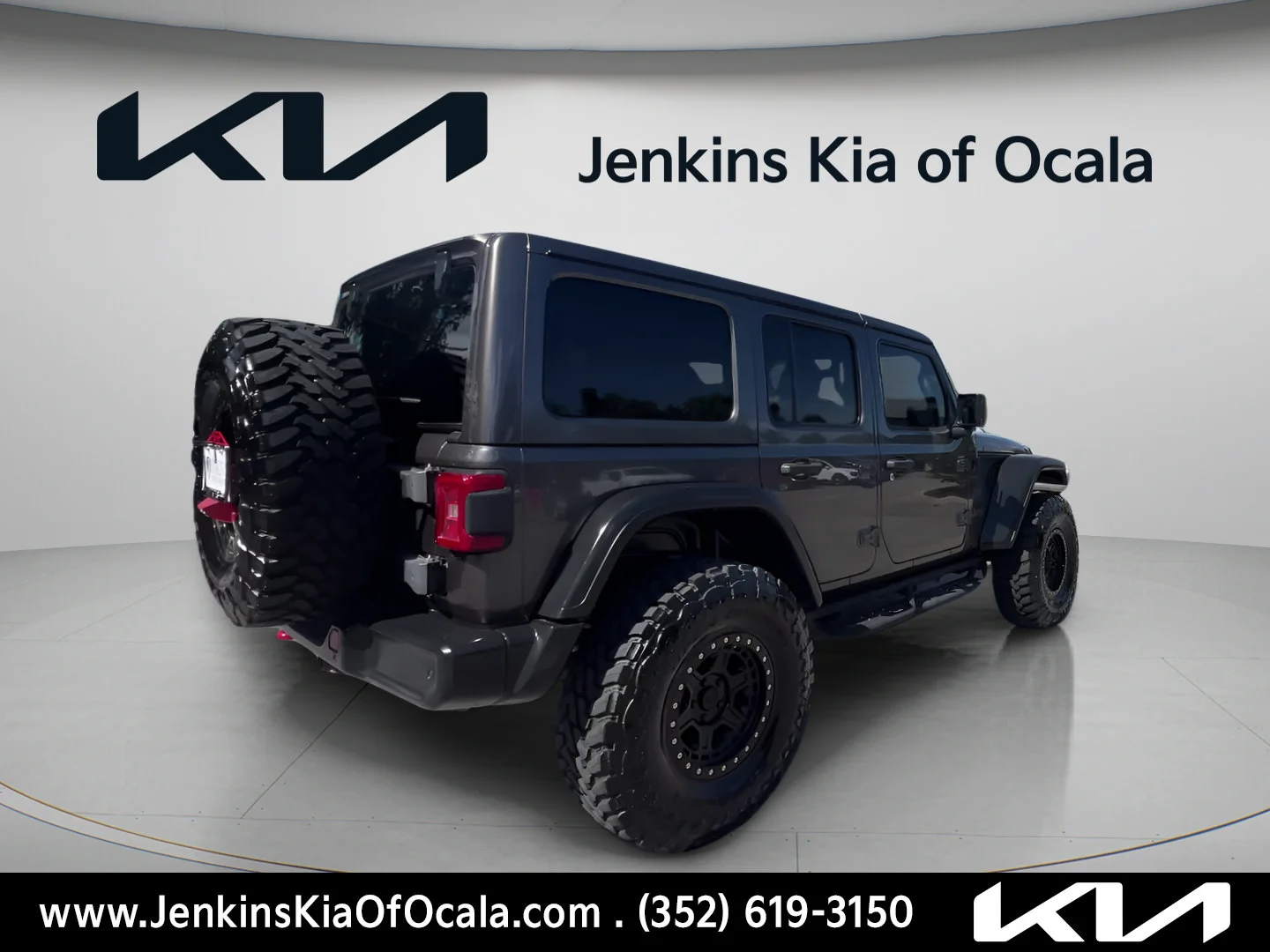 Used 2020 Granite Crystal Metallic Clearcoat Jeep Rubicon image 5