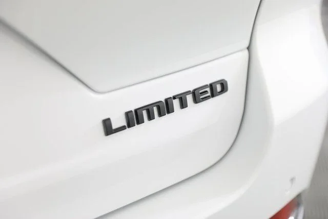 New 2025 Bright White Clear-Coat Exterior Paint Jeep Limited image 32