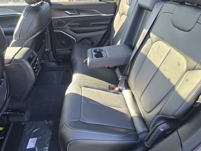 New 2026 Silver Zynith Exterior Paint Jeep Limited Reserve image 37