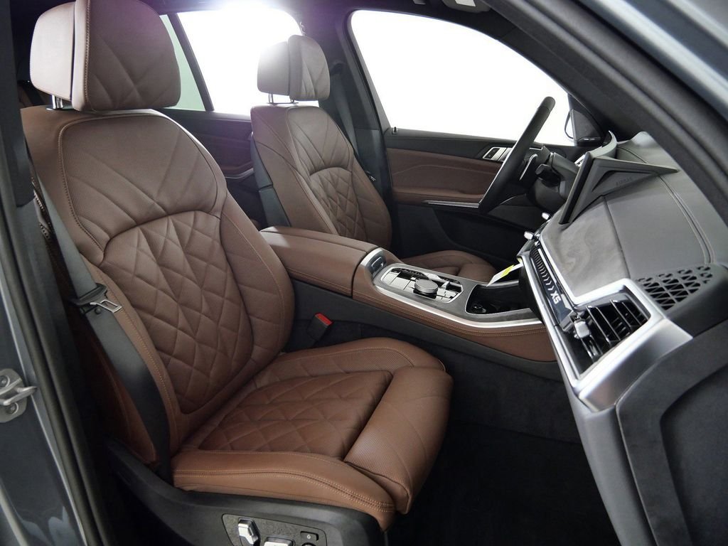 Used 2026 Skyscraper Grey Metallic BMW xDrive40i image 22