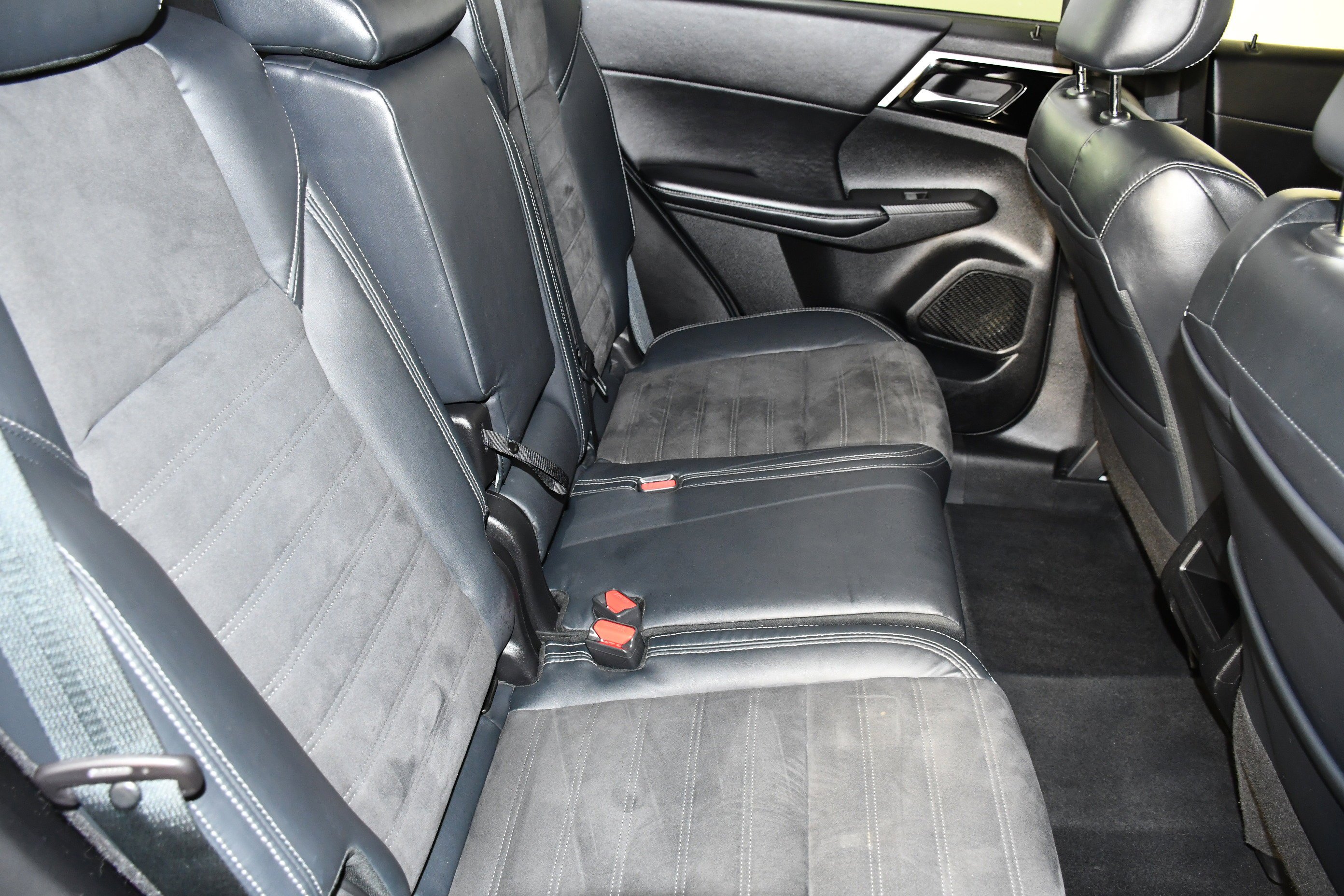 Certified Used 2022 White Diamond Mitsubishi SE image 44