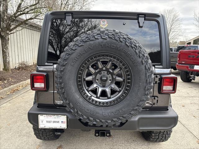 New 2026 Granite Crystal Metallic Clear-Coat Exterior Paint Jeep Sport S image 7