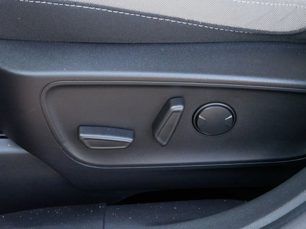 Used 2022 Red Ford SE image 14