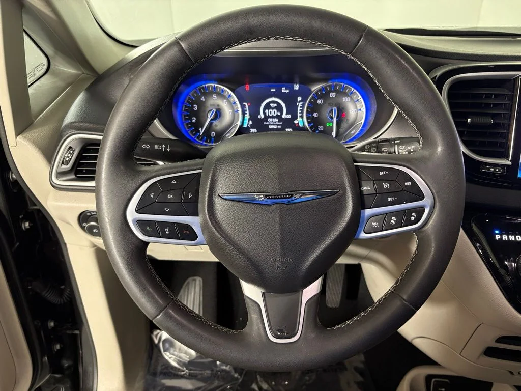 Used 2023 Black Chrysler Touring L image 19
