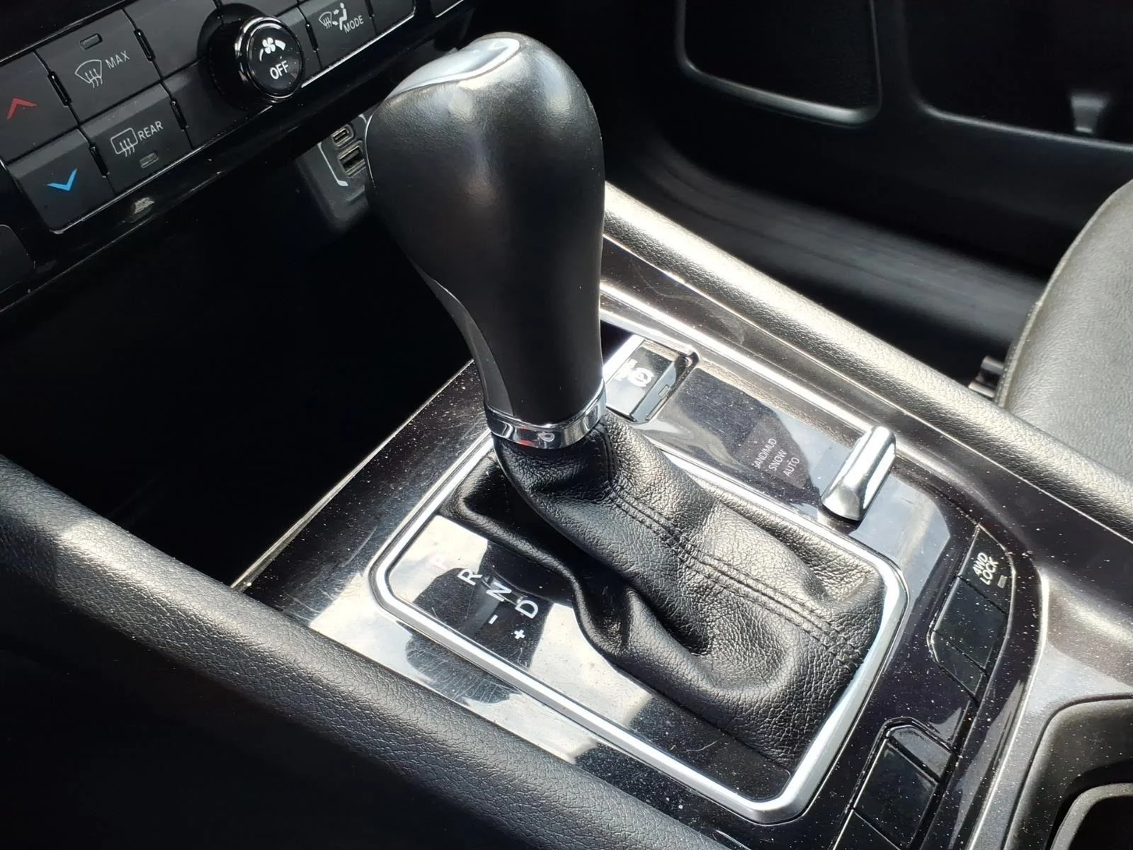 Used 2024 Diamond Black Crystal Pearlcoat Jeep Latitude image 6