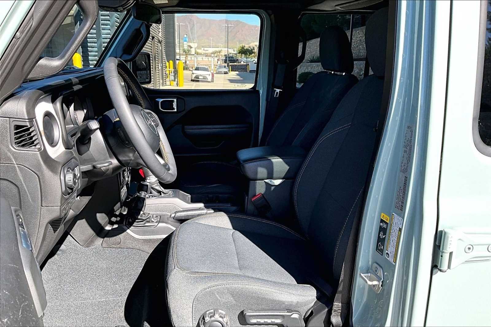 Used 2024 Earl Clearcoat Jeep Sport S image 5