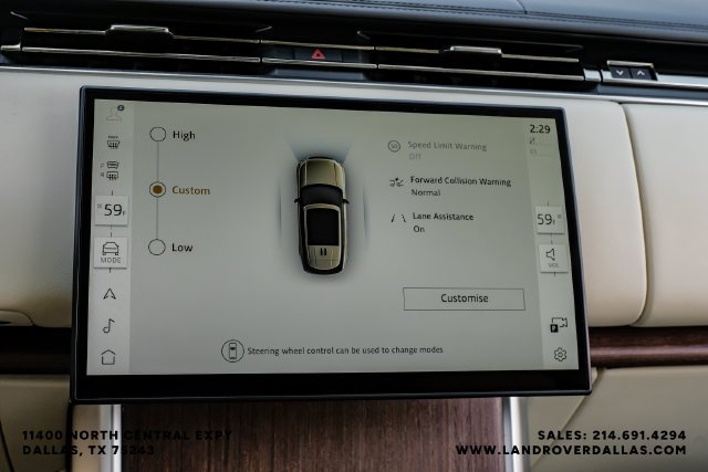 Used 2024  Land Rover SE image 30