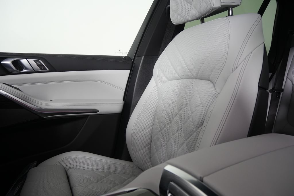 Used 2026 Dravit Grey Metallic BMW sDrive40i image 23