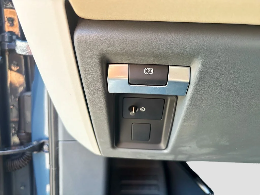 Used 2022 Blue Land Rover X-Dynamic SE image 40