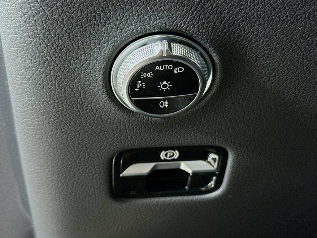 New 2026 Polar White Mercedes-Benz GLC 300 image 43