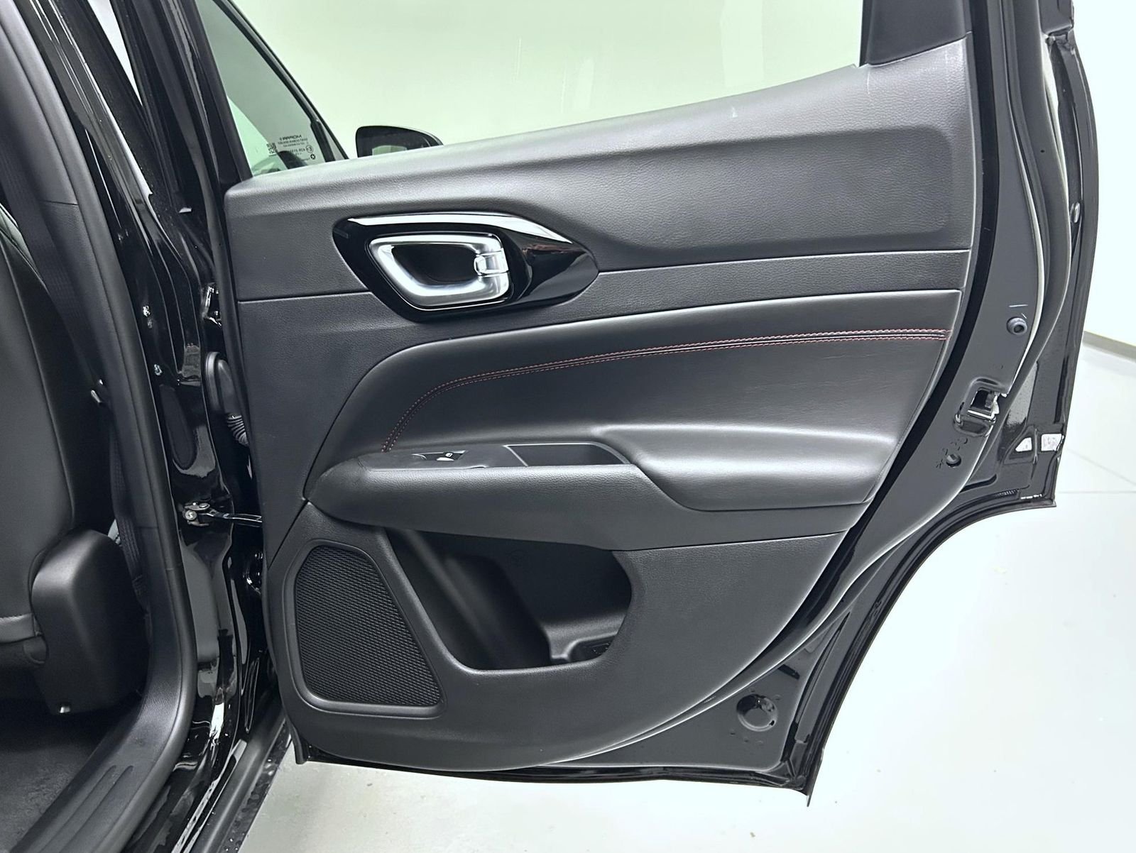 New 2026 Diamond Black Crystal Pearl-Coat Exterior Paint Jeep Trailhawk image 17