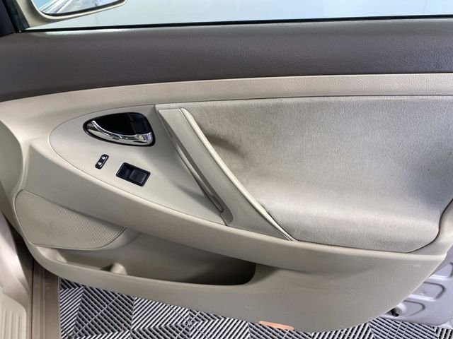 Used 2009 Beige Toyota LE image 20