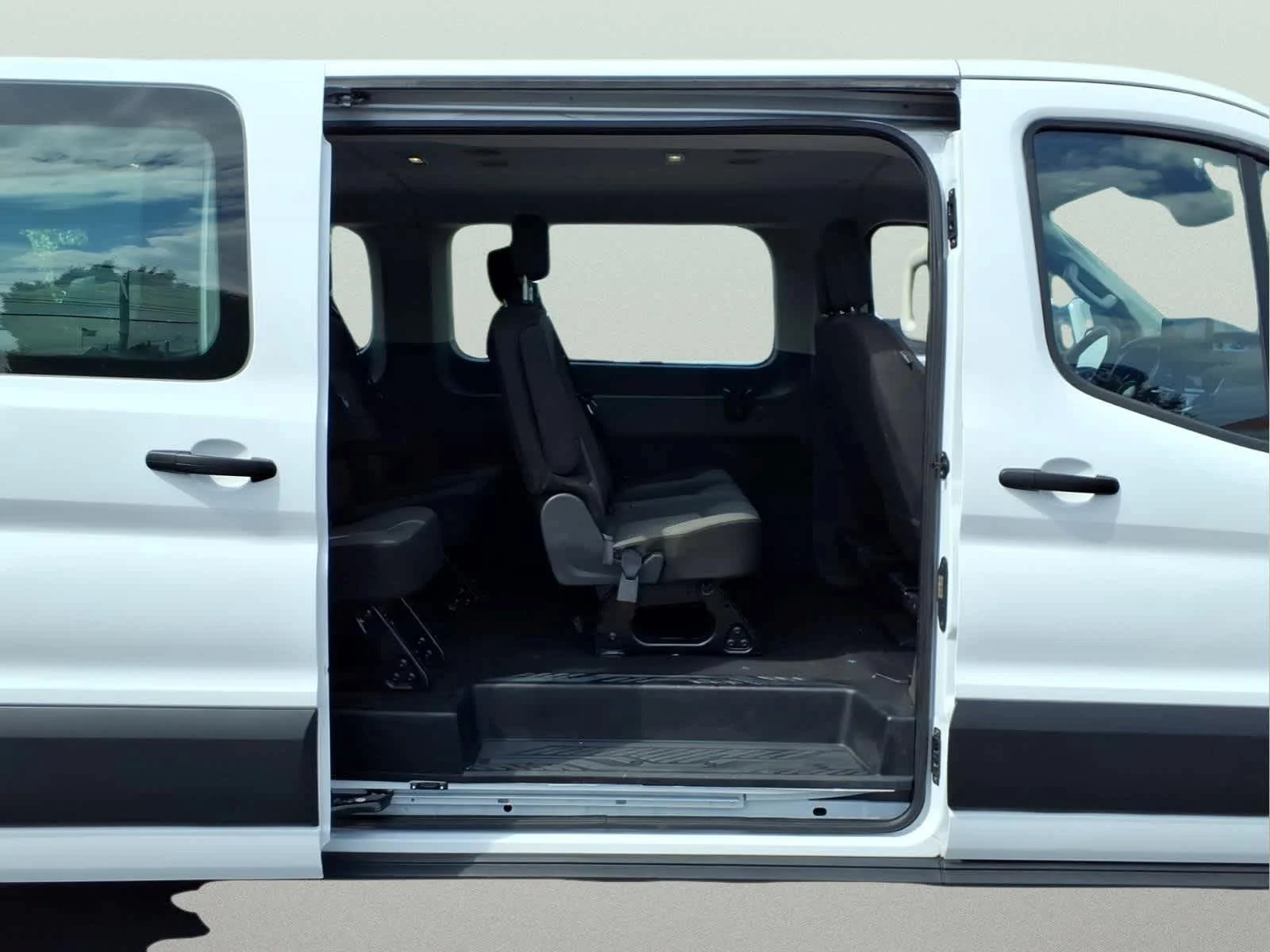 Used 2025 Oxford White Ford XLT image 9