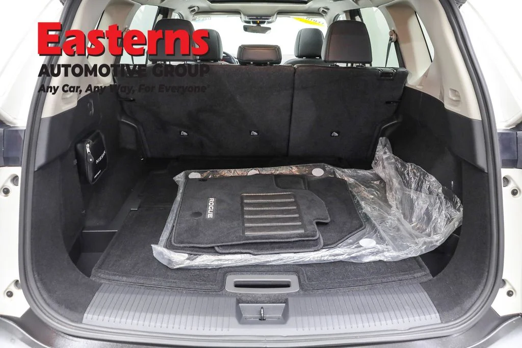 Used 2022 White Nissan SL image 9