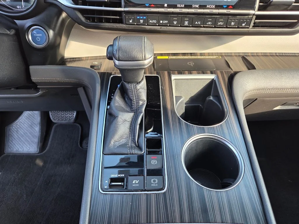 Used 2021  Toyota Limited image 30