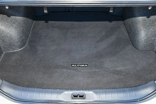 Used 2019 Silver Nissan 2.5 Platinum image 22