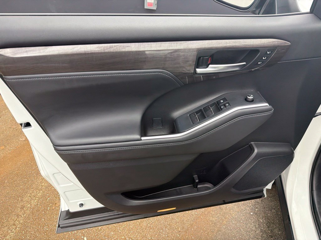 Used 2022 Beige Toyota Platinum image 12