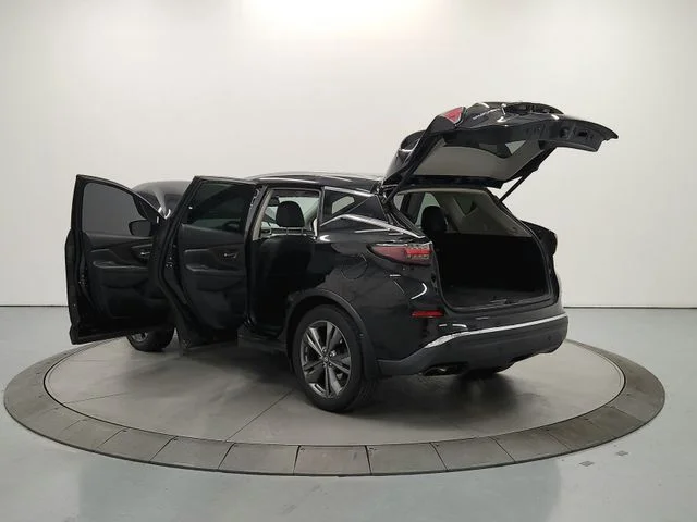 Used 2019 Black Nissan Platinum image 14