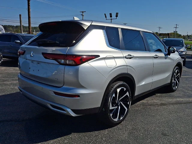 Certified Used 2023 Silver Mitsubishi SE Special Edition image 6