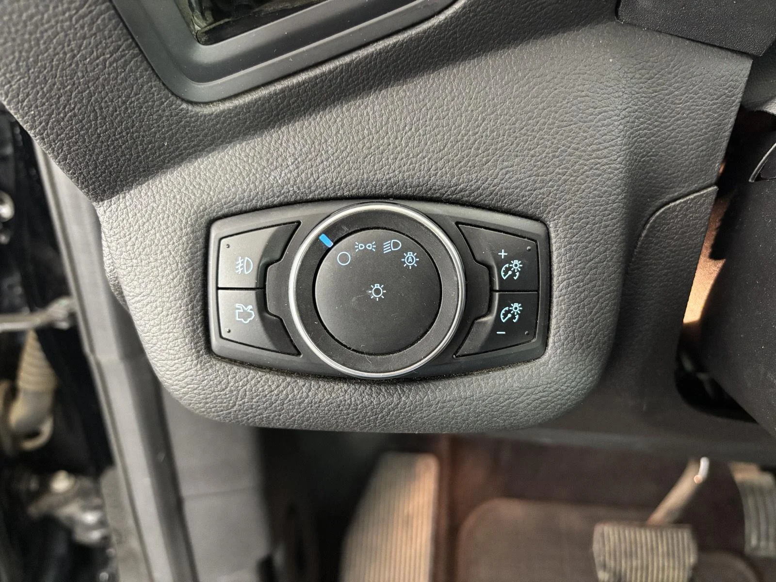Used 2016 Shadow Black Ford SE image 31