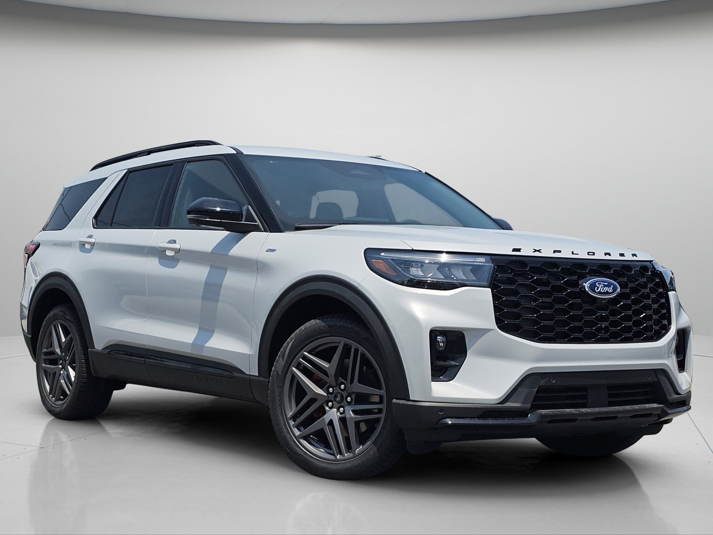New 2026 Space White Metallic Ford ST-Line image 35