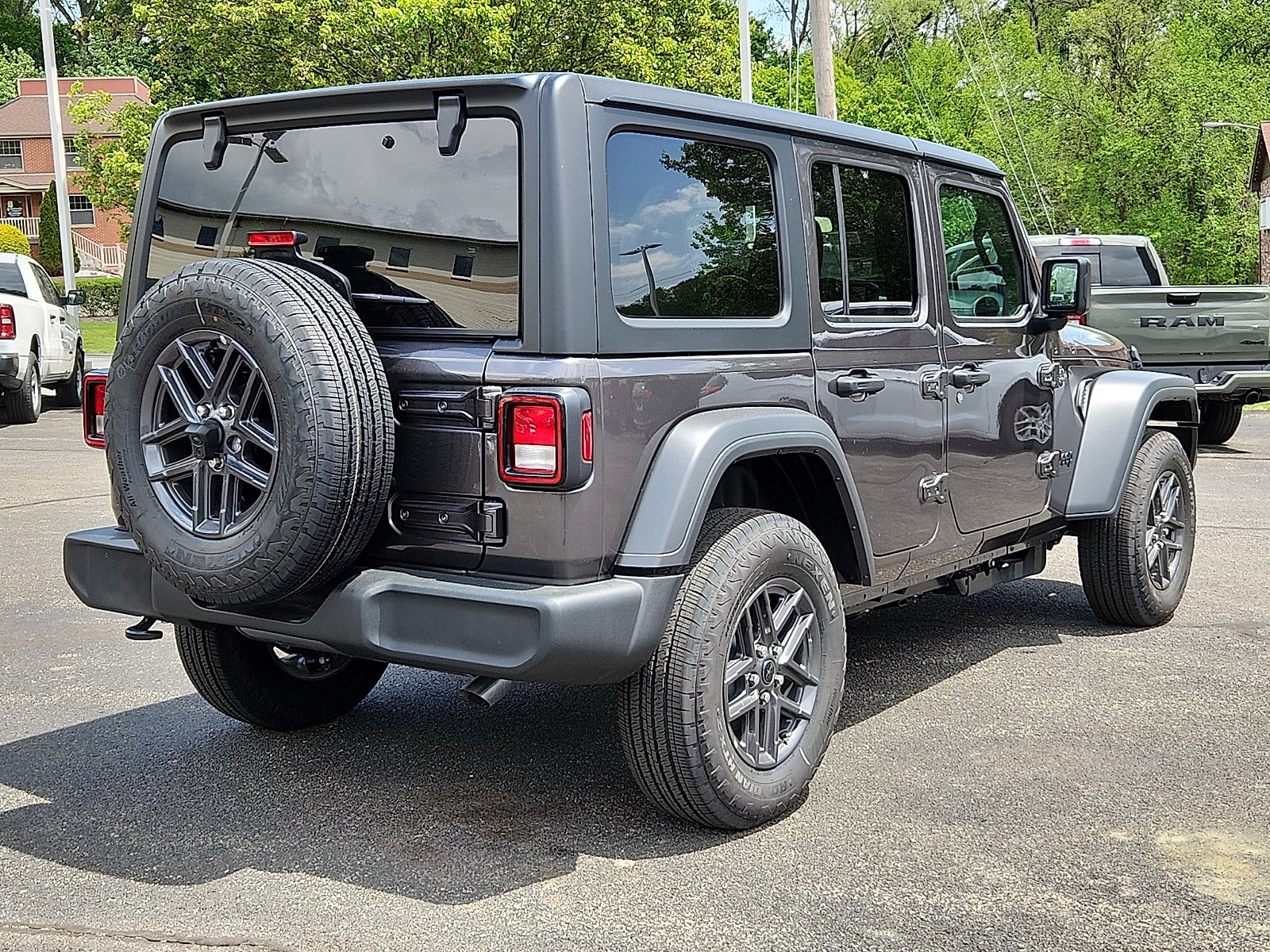 New 2026 Granite Crystal Metallic Clear-Coat Exterior Paint Jeep Sport S image 6