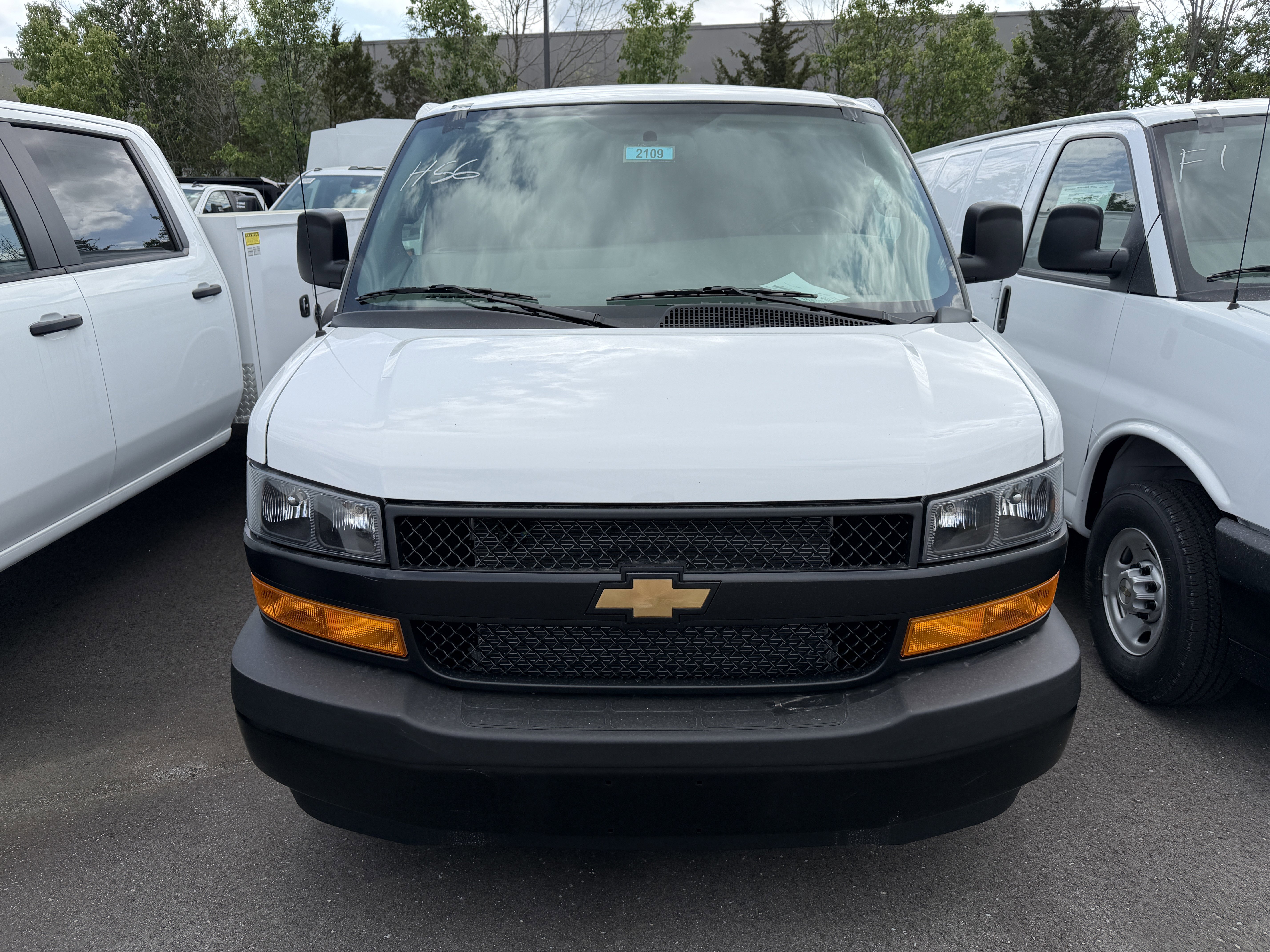 New 2026 Summit White Chevrolet 1WT image 3