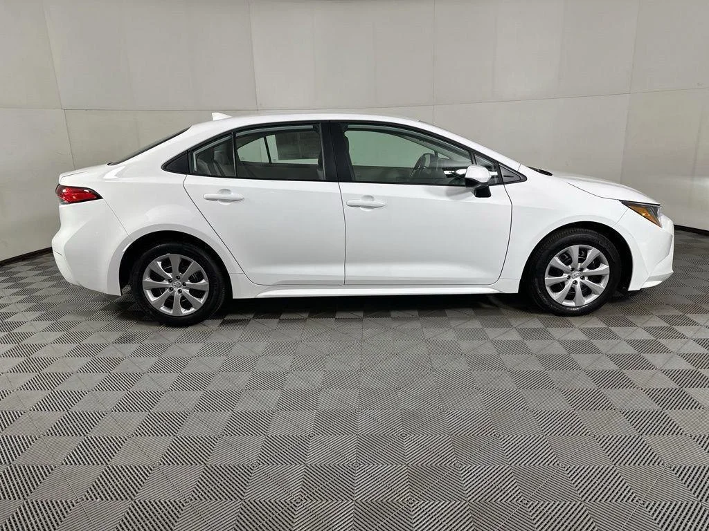 Used 2026 Ice Cap Toyota LE image 28