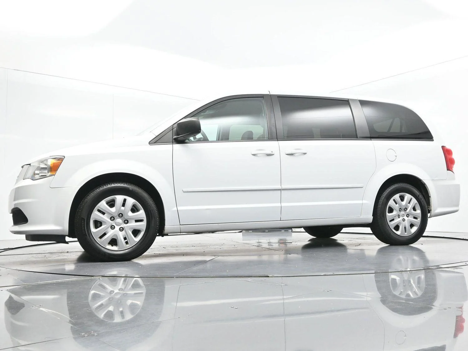 Used 2017 White Knuckle Clearcoat Dodge SE image 37