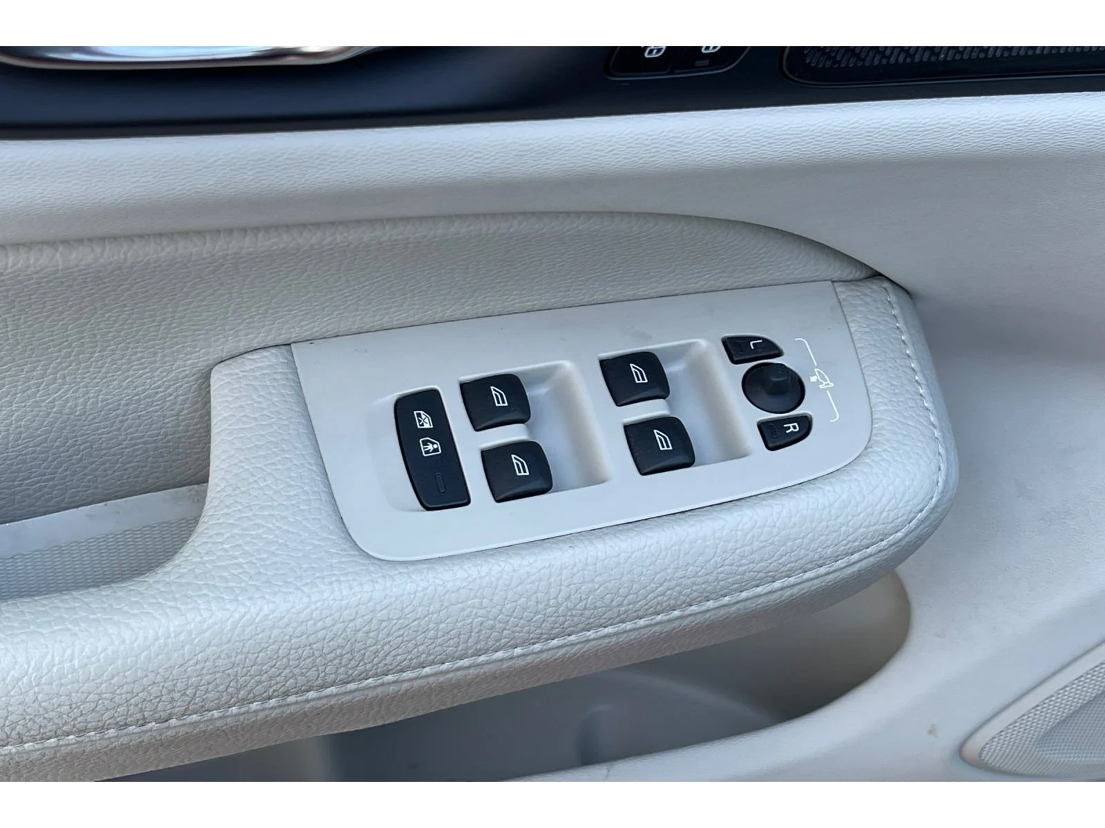 Used 2022 Pine Grey Metallic Volvo T5 image 12