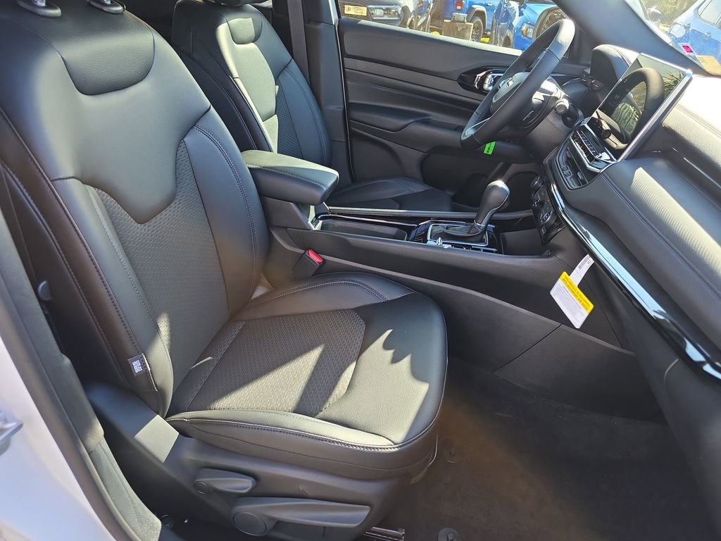 New 2026 Bright White Clear-Coat Exterior Paint Jeep Latitude image 40