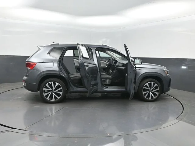 Used 2022 Gray Volkswagen 1.5T SE image 40