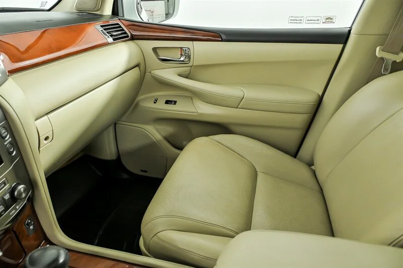 Used 2009 Starfire Pearl Lexus  image 32