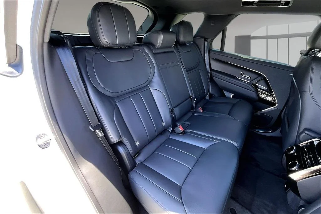New 2026 Fuji White LAND ROVER Dynamic SE image 10