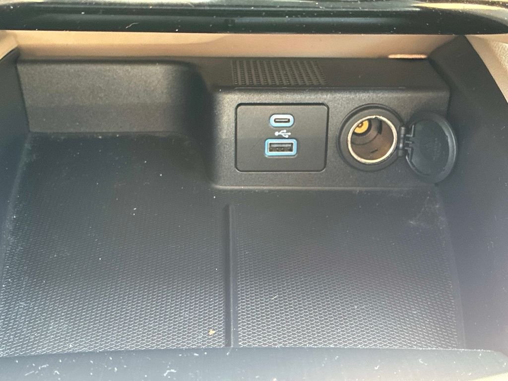 Used 2022 Blue Ford SE image 31