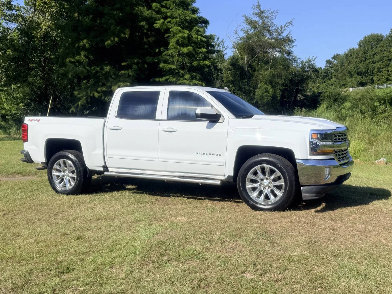 Used 2017 White Chevrolet LT 4x4 4dr Crew Cab 5.8 ft. SB image 8