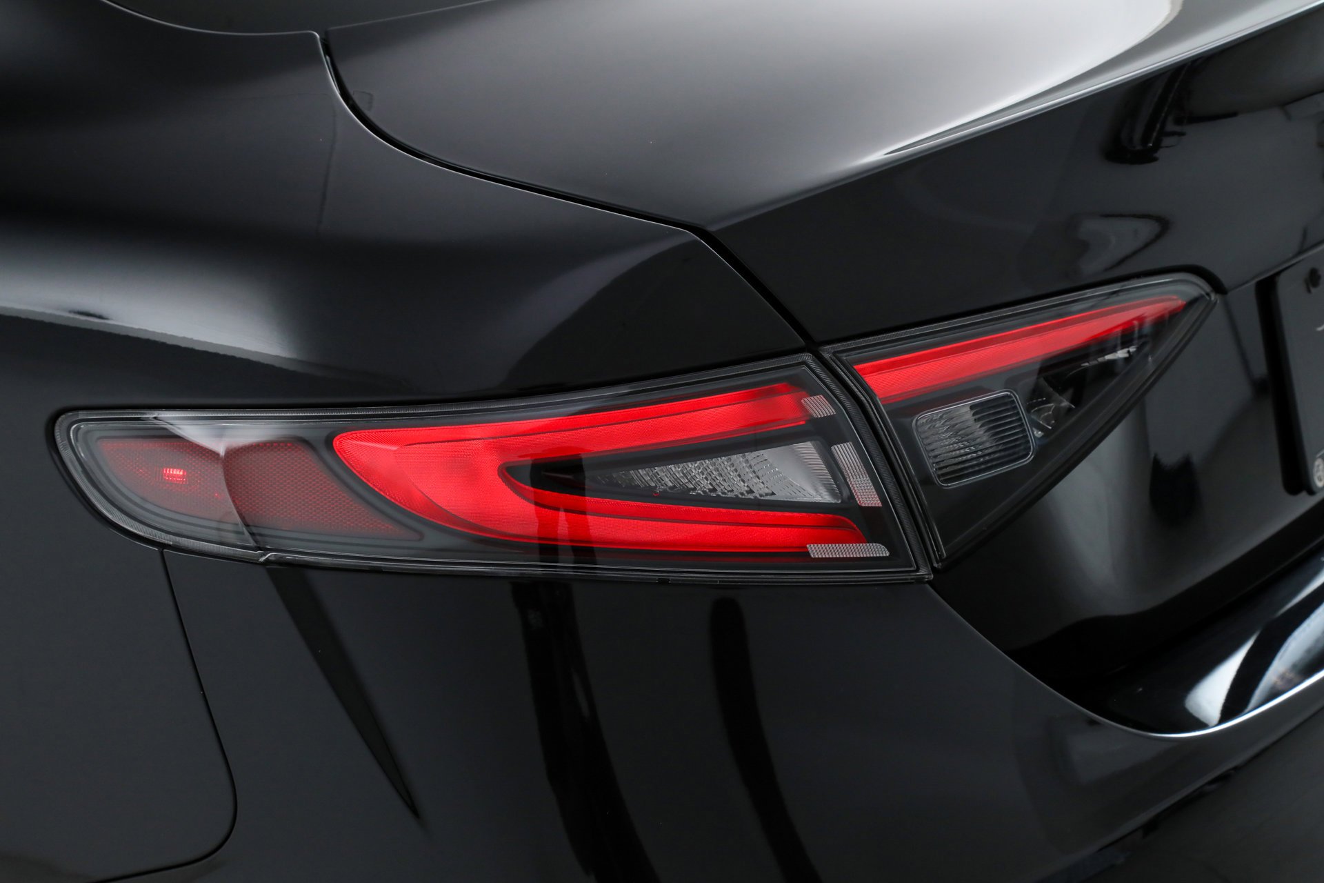 New 2025 Vulcano Black Metallic Exterior Paint Alfa Romeo  image 10