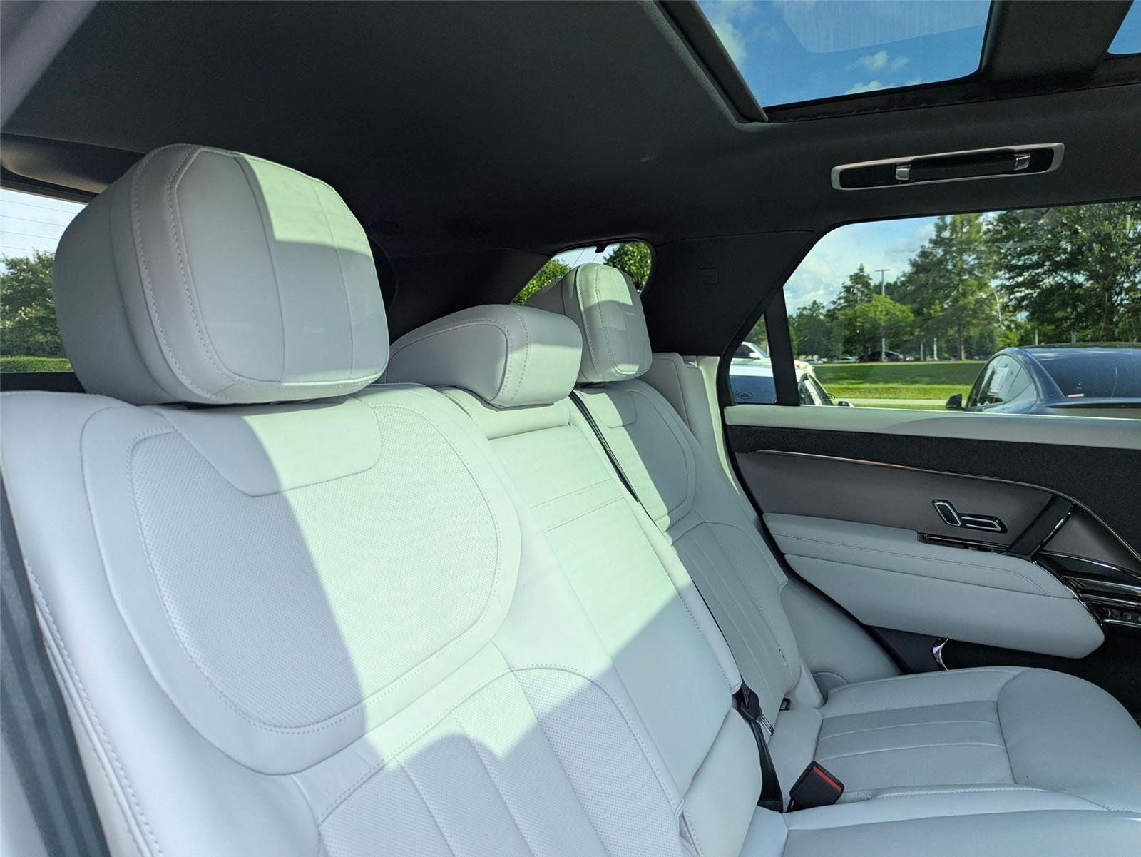 New 2026 Fuji White Land Rover SE image 31