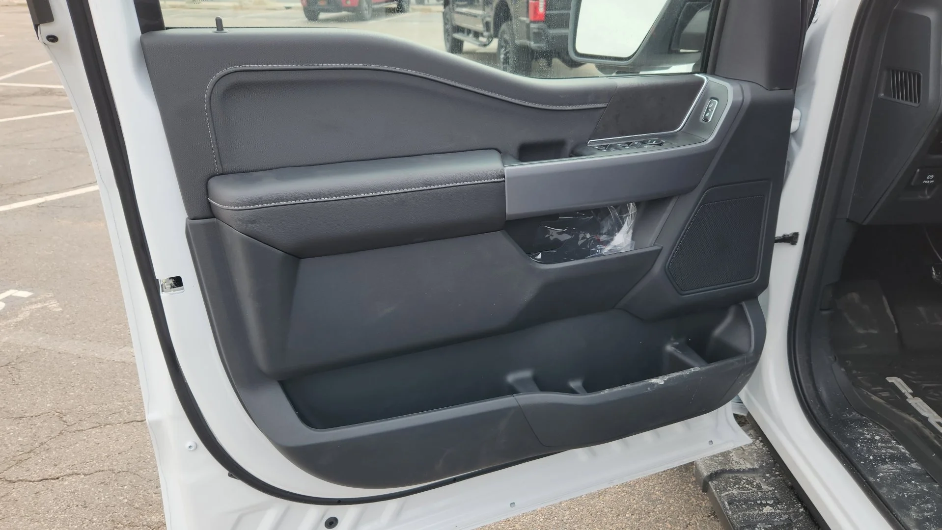 New 2026 Oxford White Ford XLT image 23