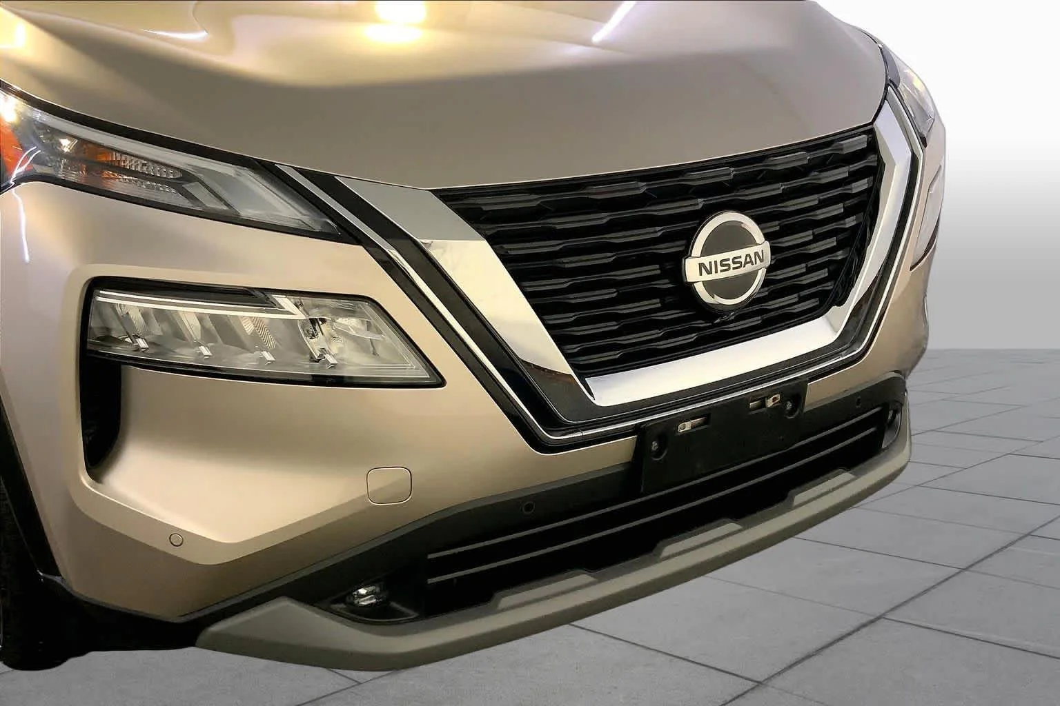 Used 2021 Champagne Silver Metallic/Super Black Nissan SL image 32