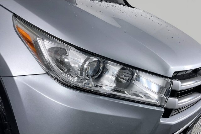 Used 2017 Silver Toyota XLE image 30