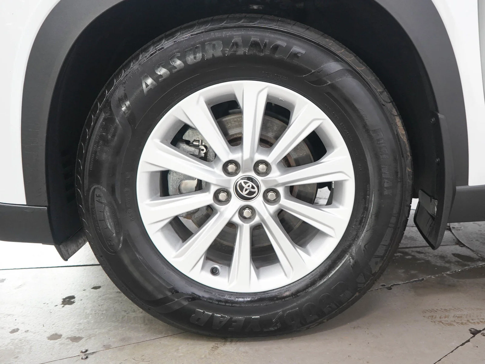 Used 2025  Toyota XLE image 30