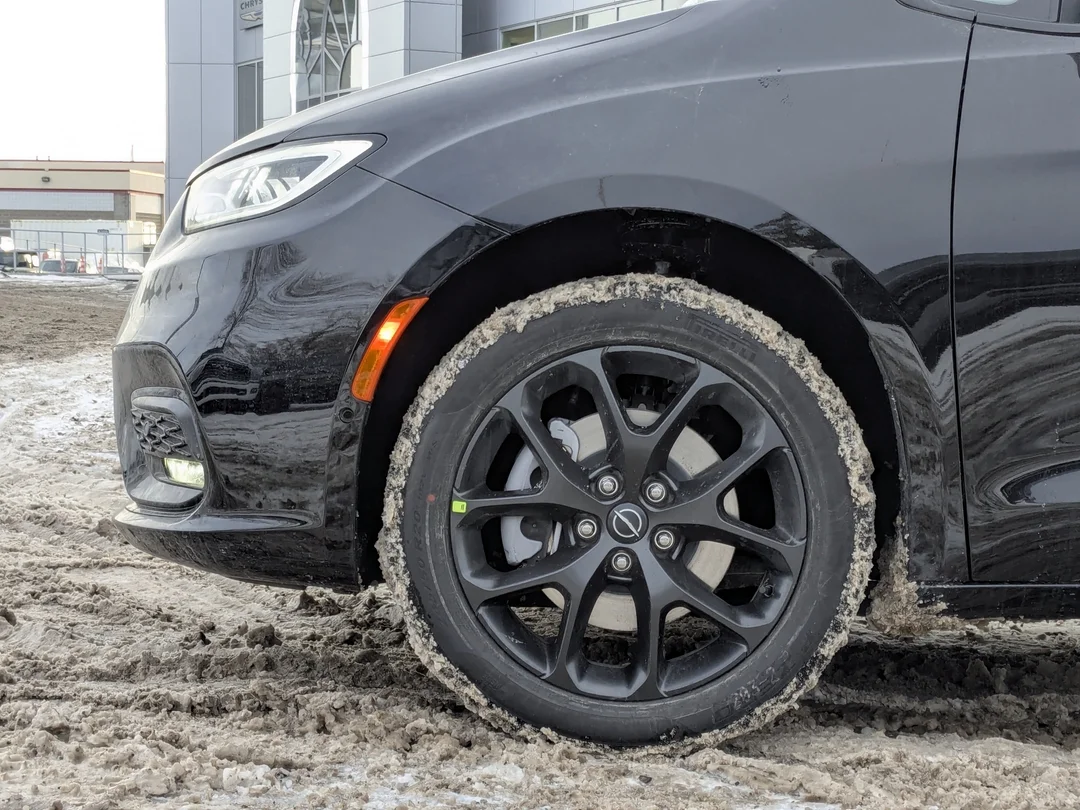 New 2026 Black Chrysler Limited - - AWD - 360 Camera - Vented Seats - AWD System - Remote Start & More! image 9