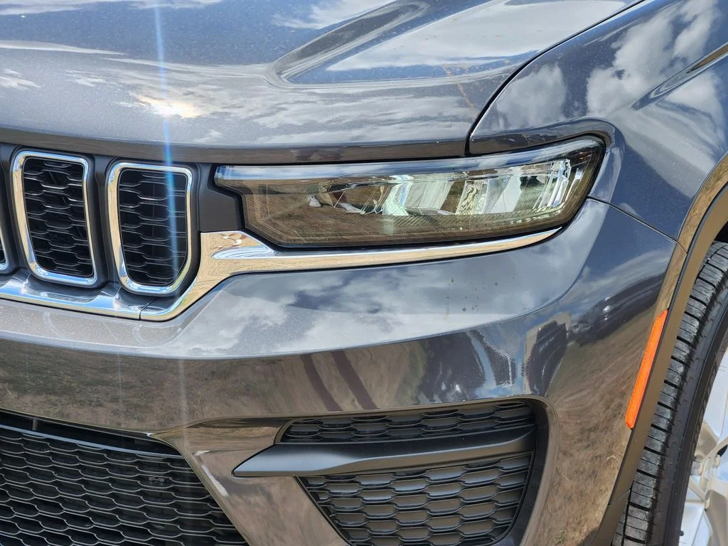 New 2026 Baltic Gray Metallic Clearcoat Jeep Laredo image 5