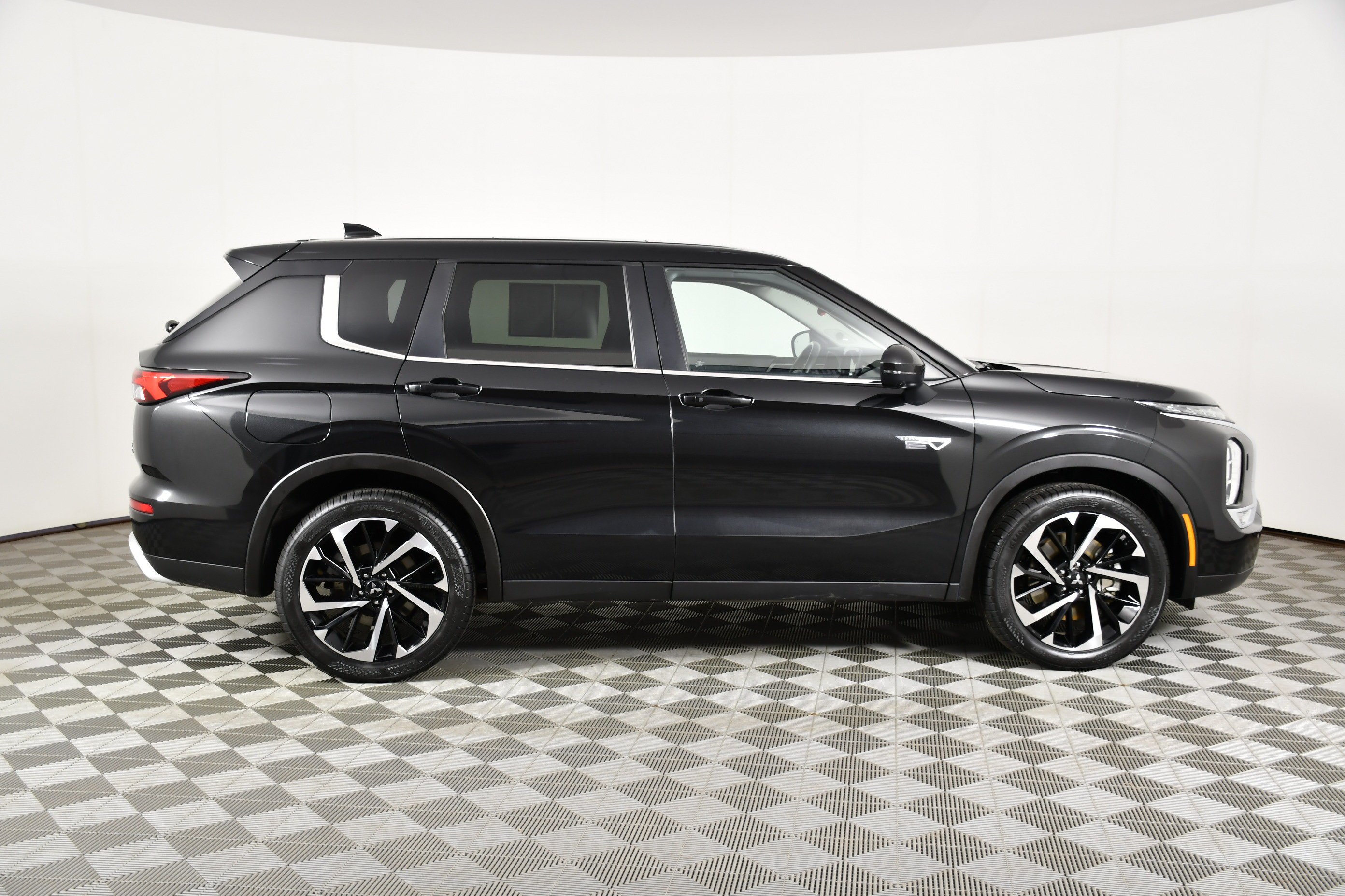 Certified Used 2024 Black Diamond Mitsubishi SE image 5