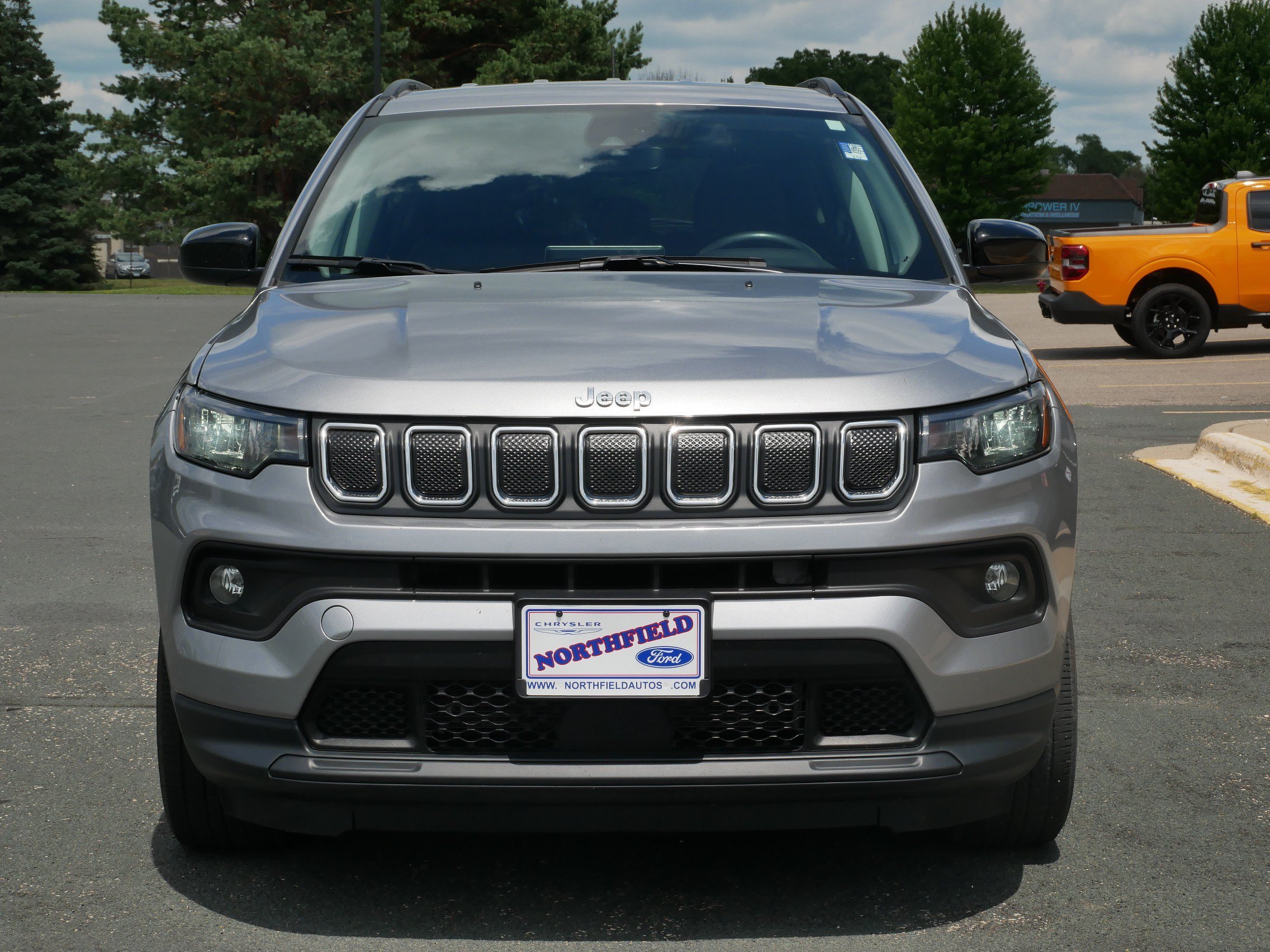 Used 2022 Billet Silver Clearcoat Metallic Jeep Latitude Lux image 3