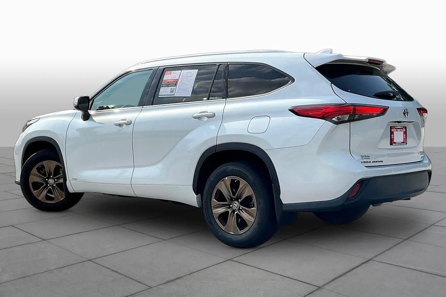 Used 2022 Wind Chill Pearl Toyota Hybrid Bronze Edition image 12