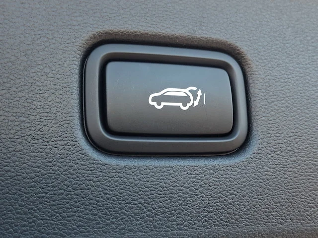 Used 2025 White Hyundai SEL Convenience image 30