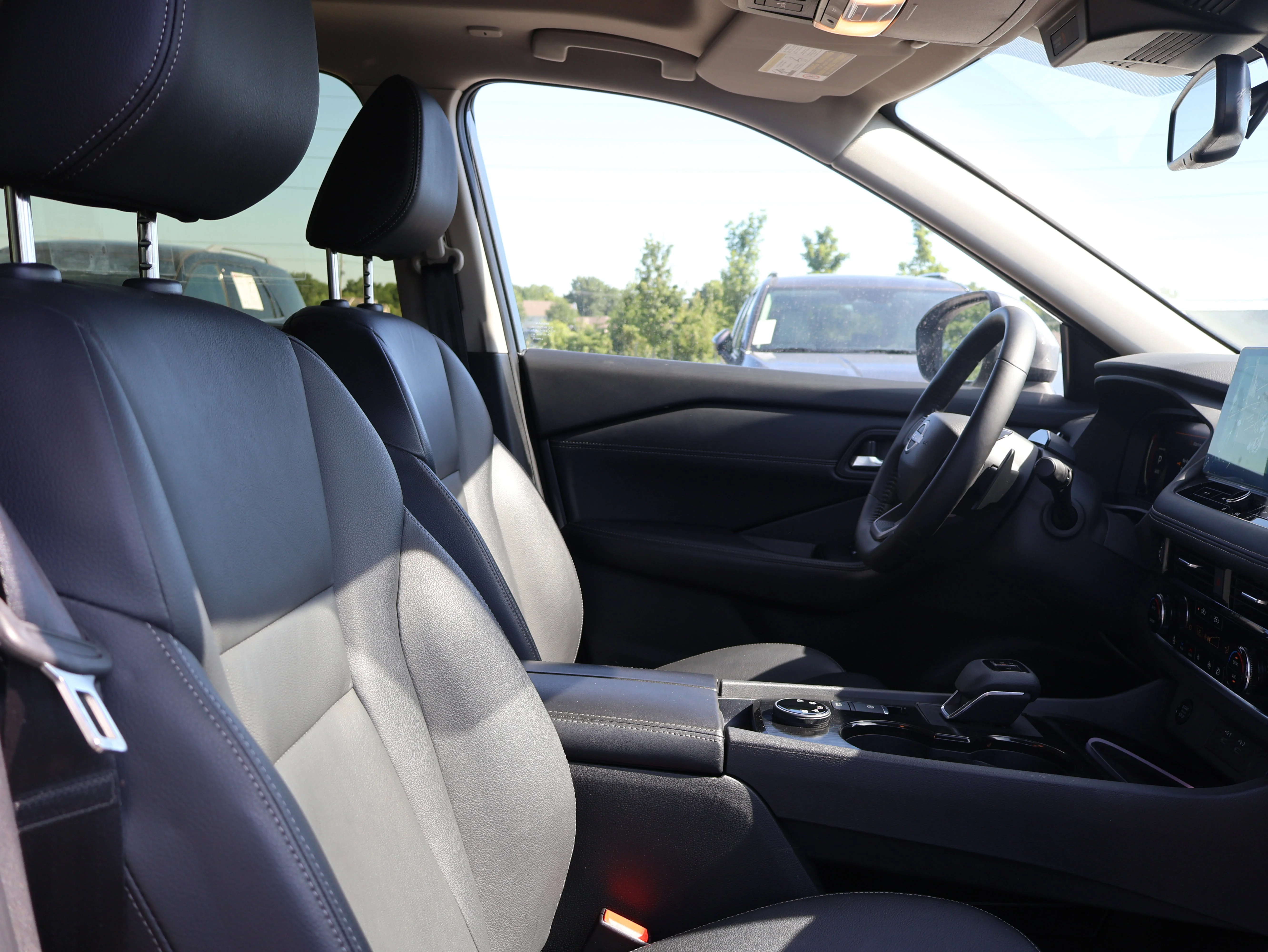 Used 2025 Gun Metallic Nissan SL image 8